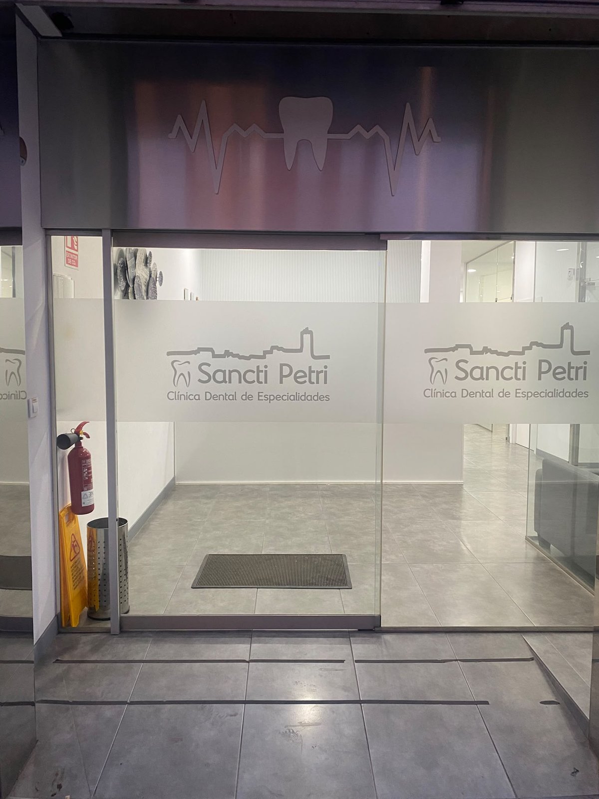 Acceso principal y recepción en Calle Mendizábal 15