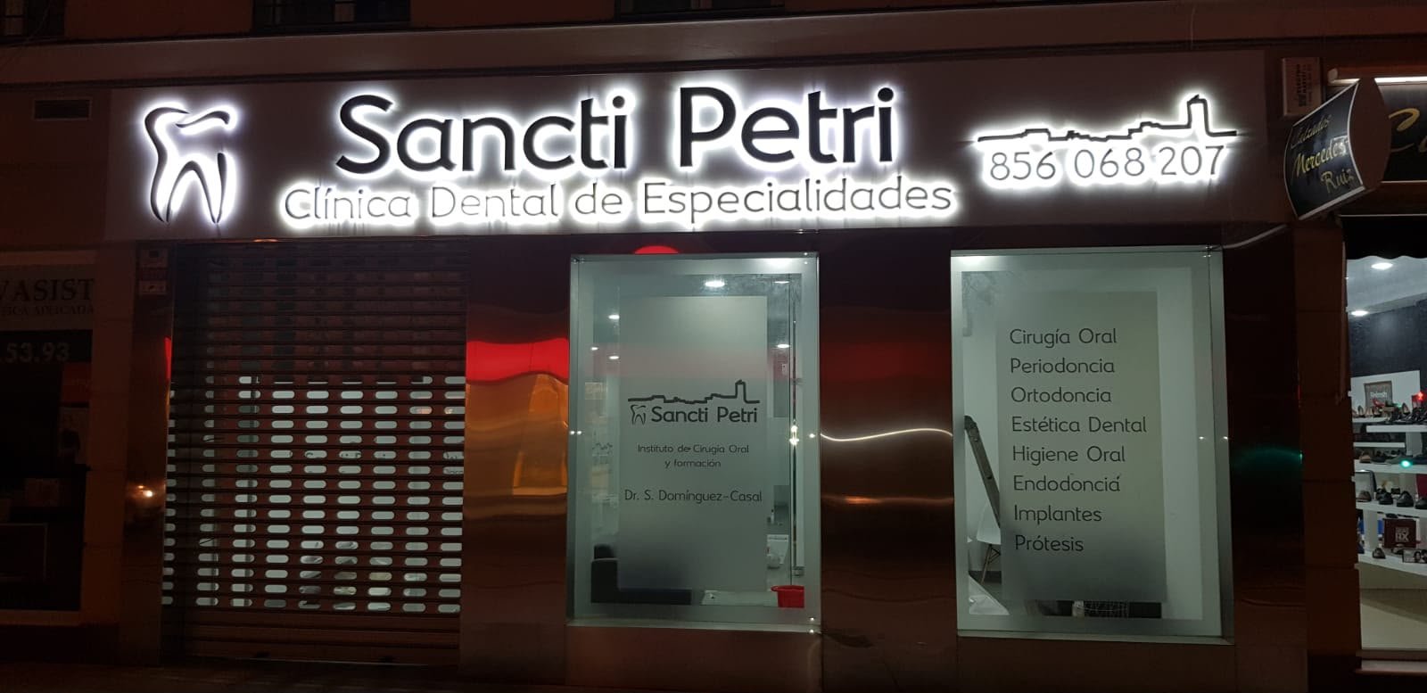 Fachada exterior iluminada de Sancti Petri Dental en Calle Mendizábal 15, Chiclana