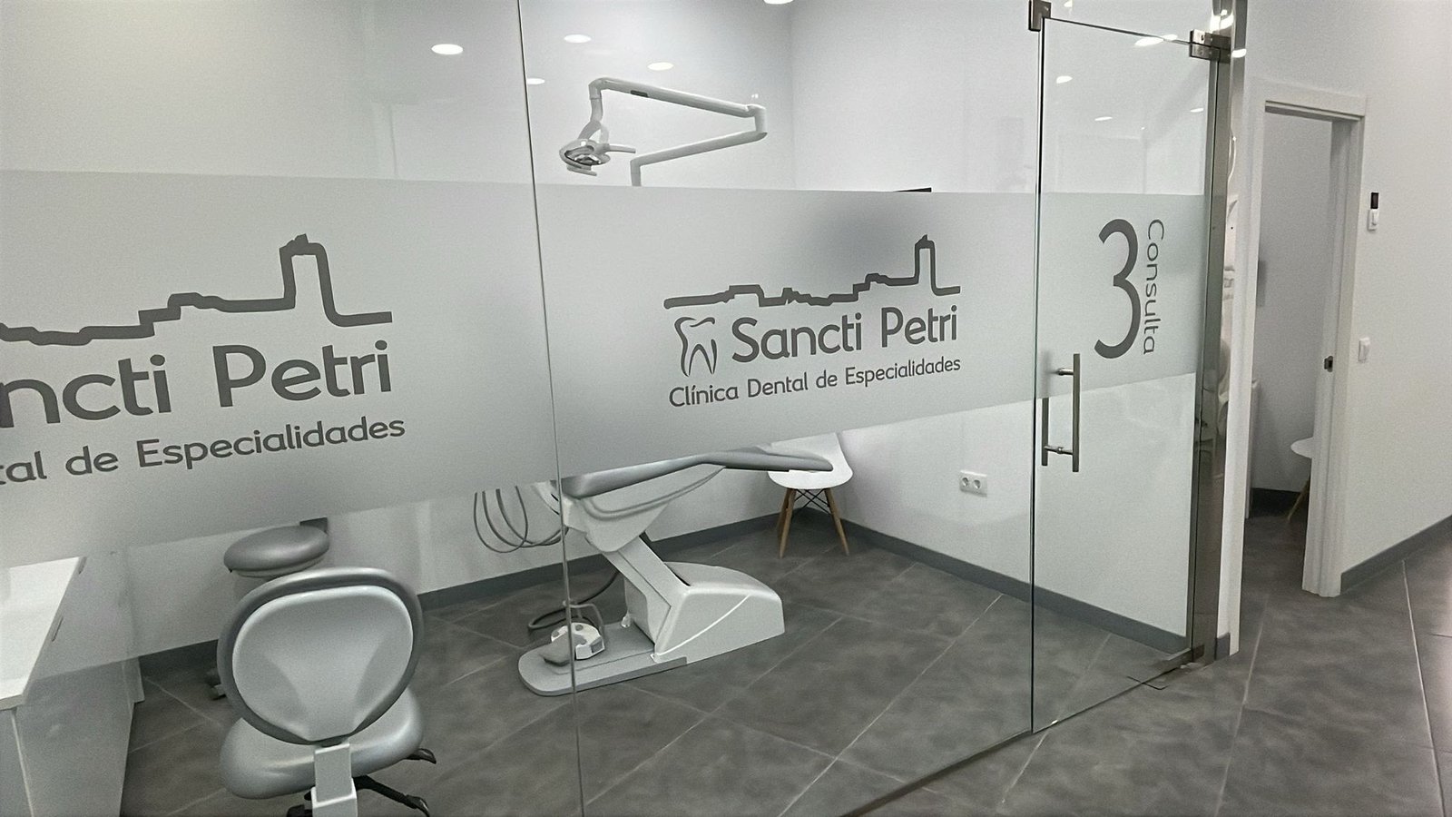 Gabinete quirúrgico a través de mampara de cristal en Sancti Petri Dental