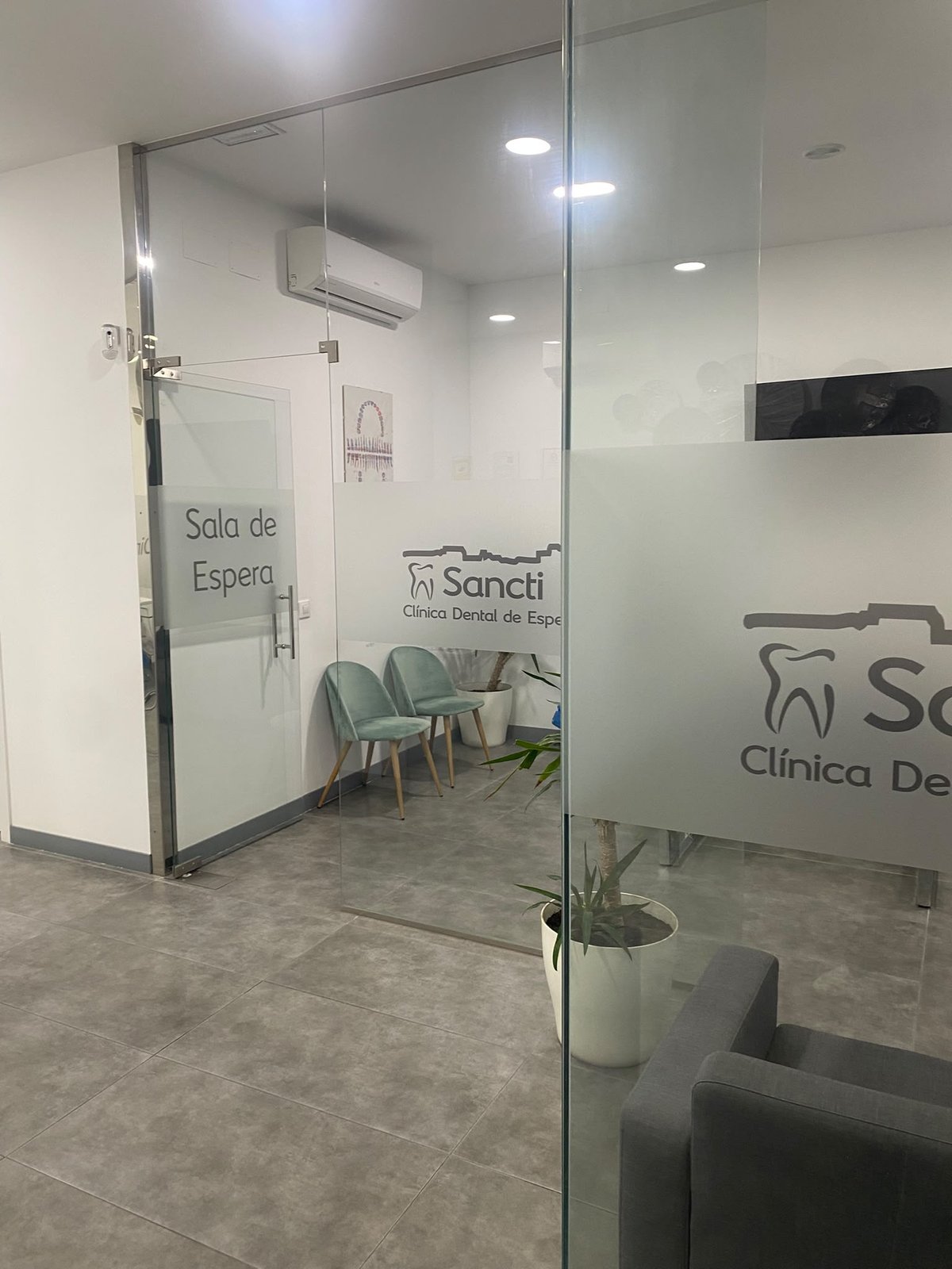 Sala de espera moderna y confortable en Sancti Petri Dental